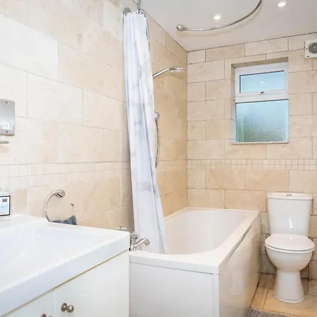 Cheltenham-Cosy 2 Bedroom House-Wifi-Garden-Pets Exterior photo