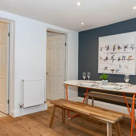 Cheltenham-Cosy 2 Bedroom House-Wifi-Garden-Pets Exterior photo