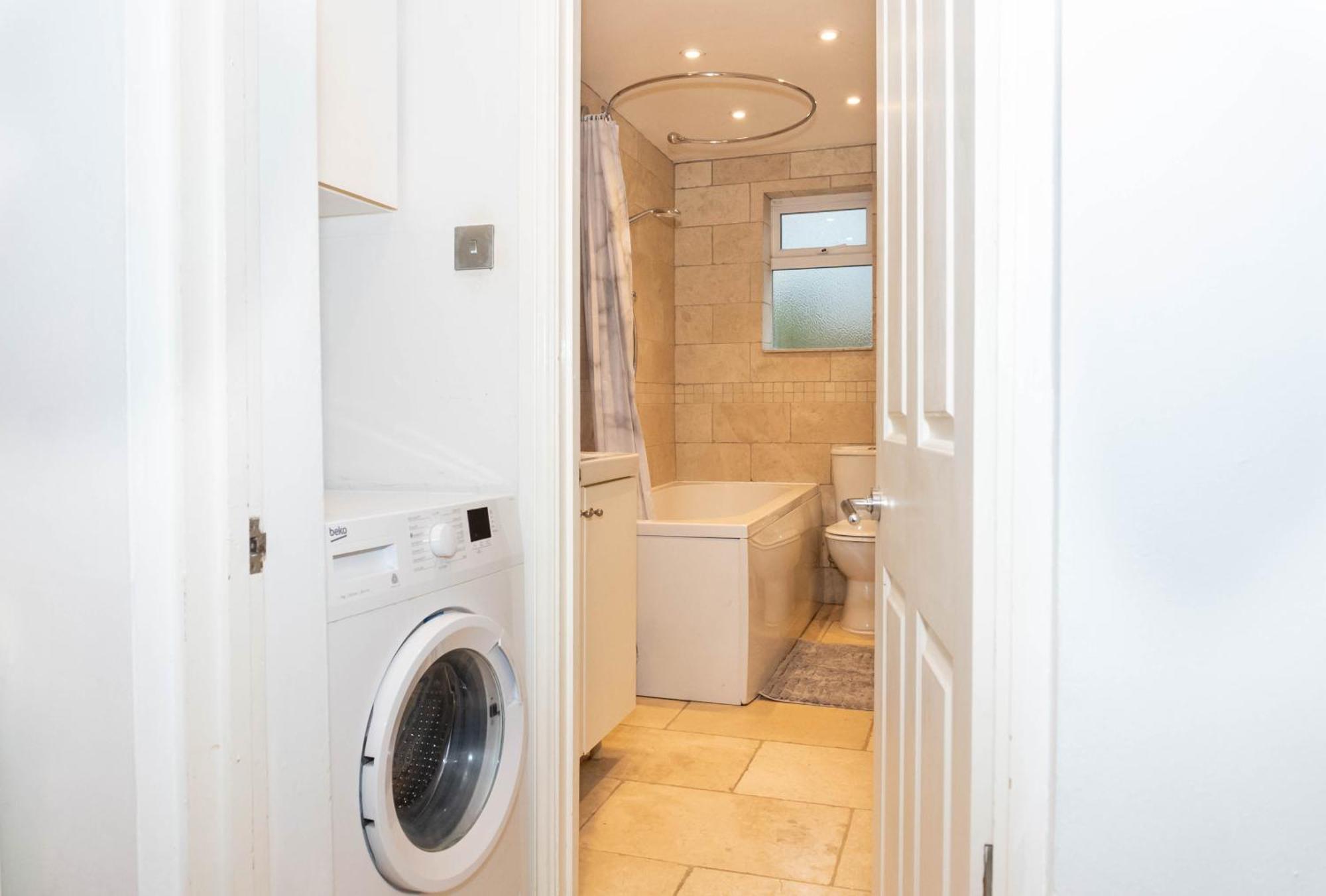 Cheltenham-cosy 2 Bedroom House-wifi-garden-pets *
