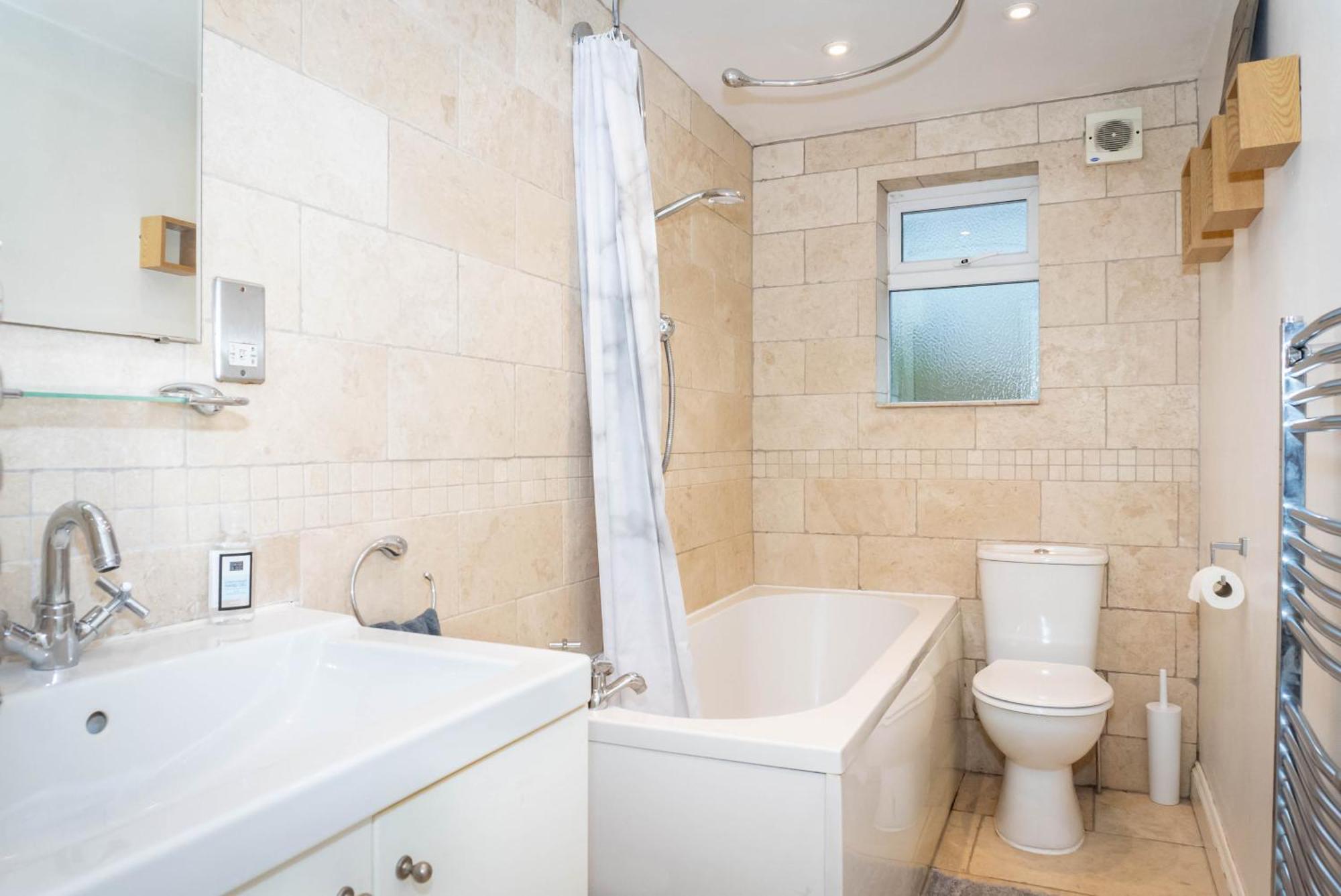 Cheltenham-cosy 2 Bedroom House-wifi-garden-pets