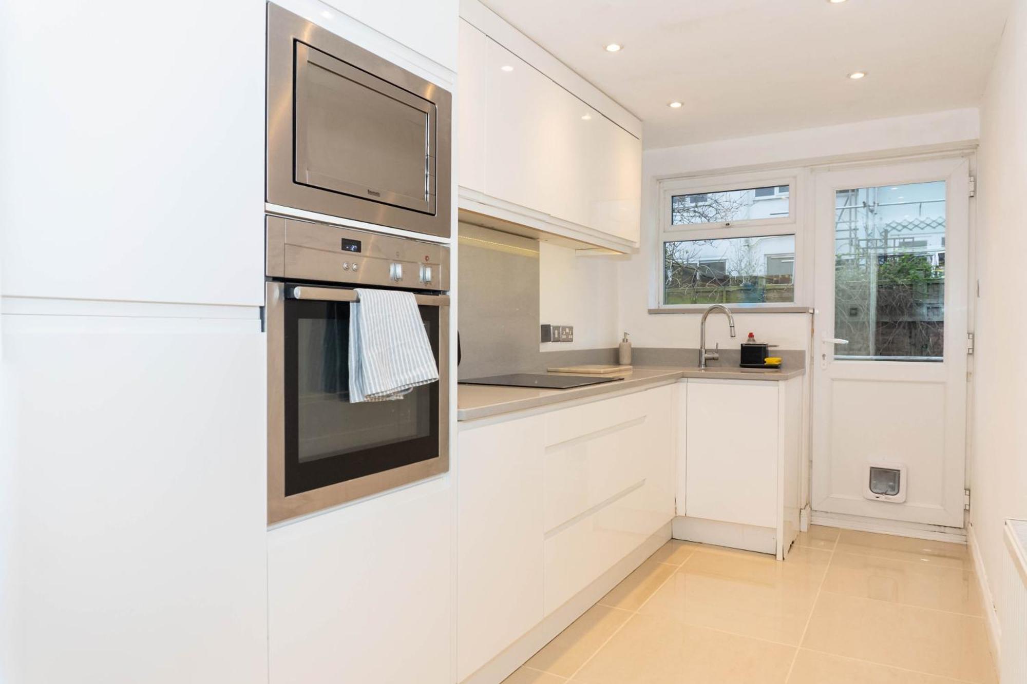 Cheltenham-cosy 2 Bedroom House-wifi-garden-pets *